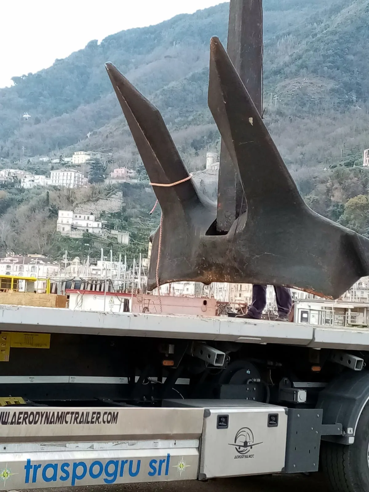 Ancora navale di grandi dimensioni sollevata sul pianale Traspogru
